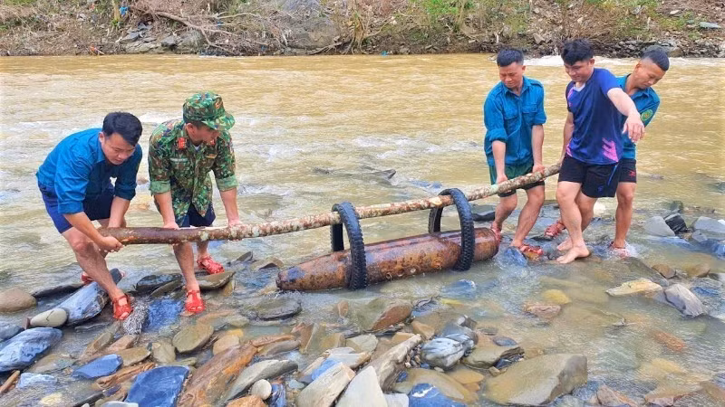 The bomb measures 30cm in diameter, 1.4m in length, and weighs around 250kg. (Photo: nhandan.vn)