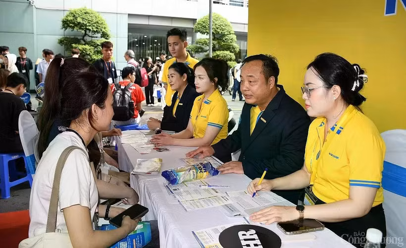Businesses conduct direct interviews with students at the job fair. (Photo: congthuong.vn)