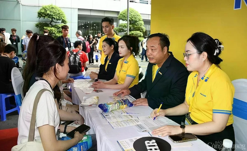 Businesses conduct direct interviews with students at the job fair. (Photo: congthuong.vn)