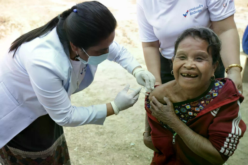 A Lao woman gets a vaccination. (Photo: UNICEF Laos)