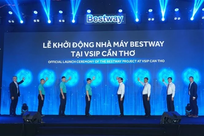 Can Tho leaders and Bestway Group executives perform the symbolic launch ceremony for the new project. (Photo: VNA)