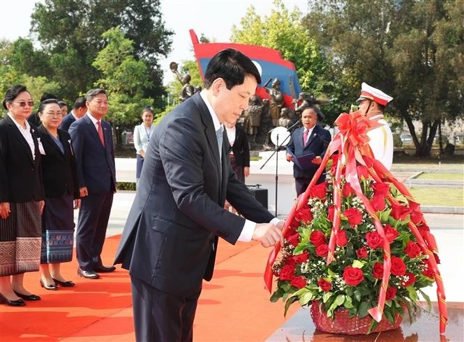 Vietnamese State President Luong Cuong offers flowers in tribute to late Lao President Kaysone Phomvihane. (Photo: VNA)