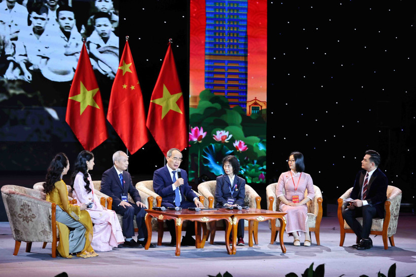 Participants at the gathering of generations of Vietnamese and Chinese students in Hanoi on March 20. (Photo: VNA)