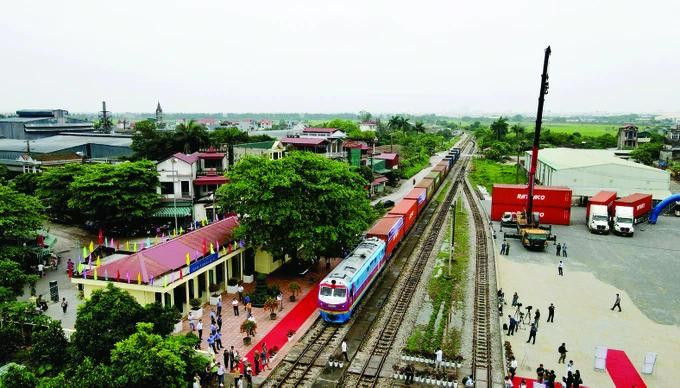 The international freight train runs from Cao Xa Station in Hai Duong province to China. (Photo: Saigon Giai phong)