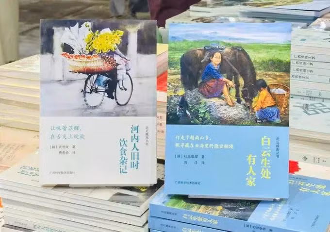 A book on Hanoians’ eating and drinking etiquette through the history by author Vu The Long, in its Chinese-language edition, has received the 2025 influential Southeast Asian book award in China. (Photo: sggp.org.vn)