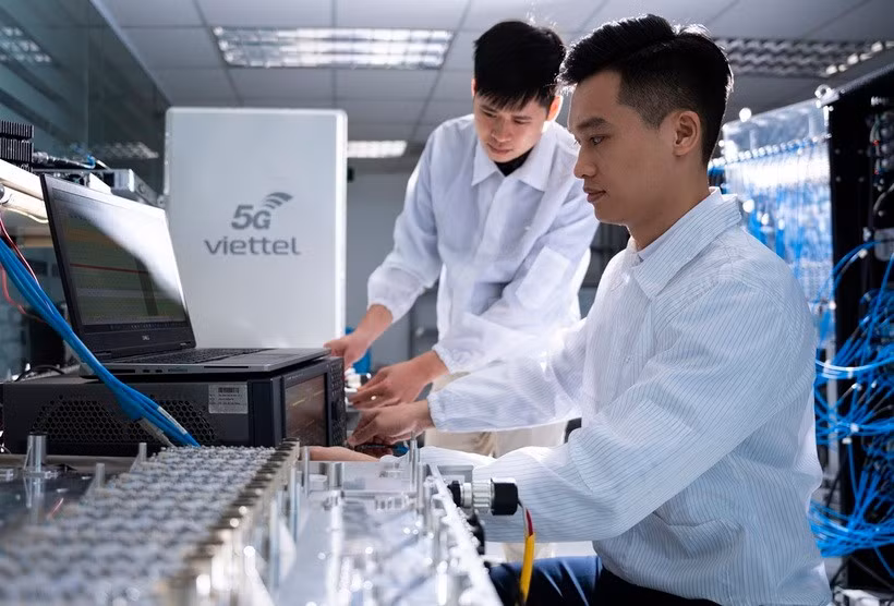 Research, design, and development of 5G base stations conducted in the laboratory. (Photo: congthuong.vn)