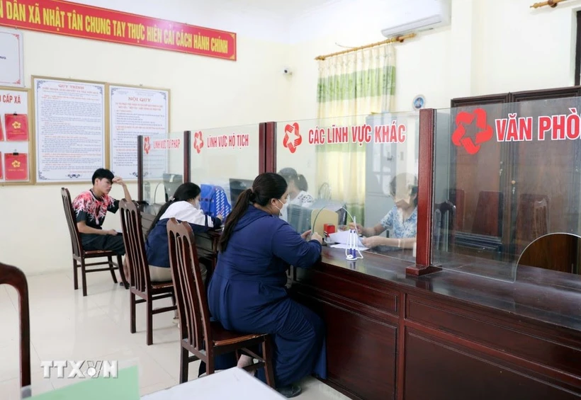 People complete administrative procedures at the "one-stop shop" in Nhat Tan commune, Kim Bang district, Ha Nam province. (Photo: VNA)