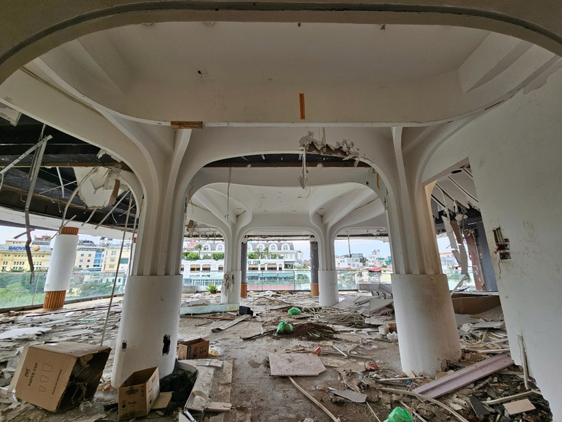 The interior of the "Shark Jaw" building is dismantled. (Photo: VNA)
