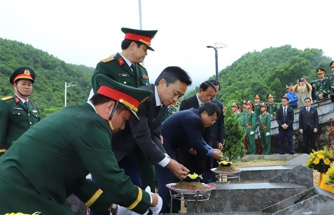 A memorial and burial ceremony is held in the central province of Ha Tinh for the remains of four Vietnamese volunteer soldiers who lost their lives during wartime in Laos. (Photo: VNA)