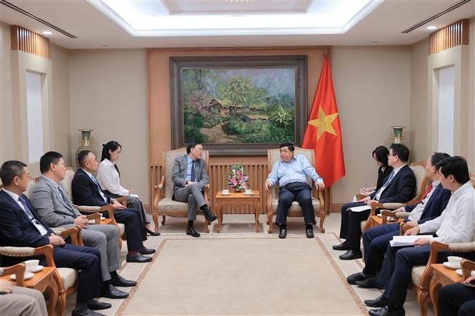 Deputy Prime Minister Nguyen Chi Dung at a meeting with Fung Wai Ka Thomas, Director of CCC Infrastructure, July 16, 2025. (Photo: VNA) 