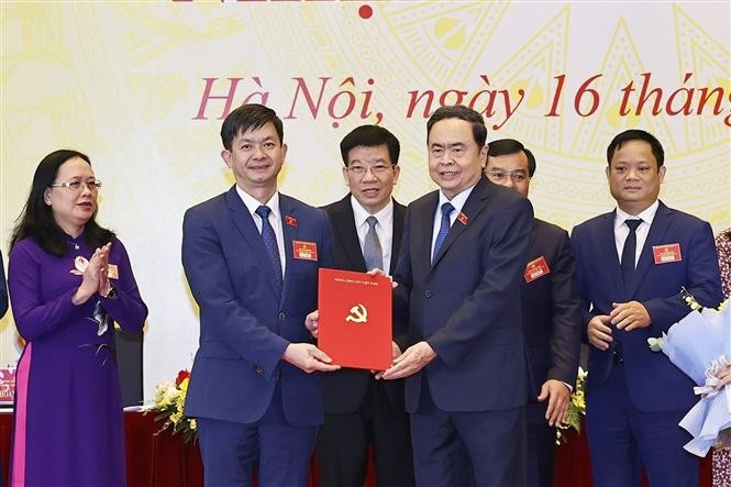 National Assembly Chairman Tran Thanh Man presents the Decision appointing the Executive Committee, Standing Board, Secretary, Deputy Secretary, and Inspection Commission of the Party Committee of the Office of the National Assembly for the 15th tenure, 2025–2030. (Photo: VNA) 