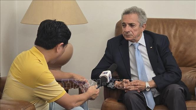 Mourad Lamoudi, FLN Central Committee member in charge of foreign affairs, grants an interview to the VNA. (Photo: VNA)