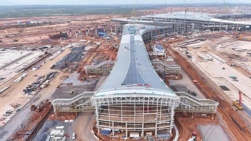 Vinaconex begins the installation of sixth passenger boarding bridge at Long Thanh International Airport. (Photo: VCG)