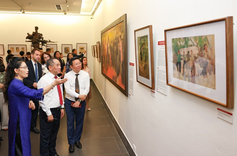 Visitors to the exhibition "Children of the Fatherland" at the Vietnam Fine Arts Museum. (Photo: VNA)