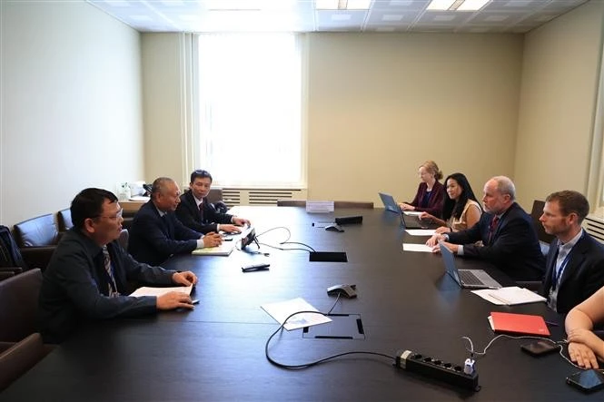 The Vietnamese delegation held a bilateral meeting with representatives of the US Mission. (Photo: VNA)