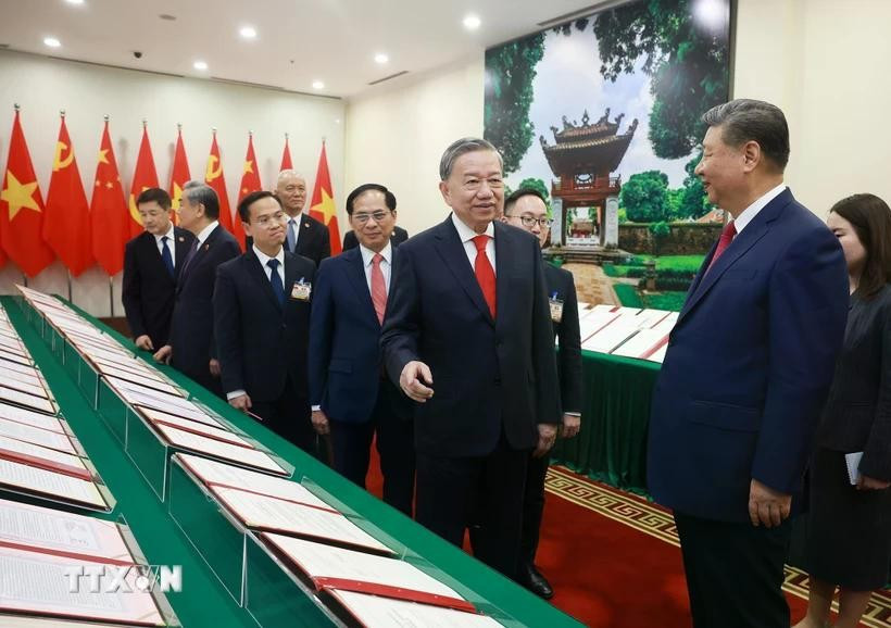 General Secretary To Lam and Chinese General Secretary and President Xi Jinping view a display of cooperation documents signed between the two countries. (Photo: VNA)