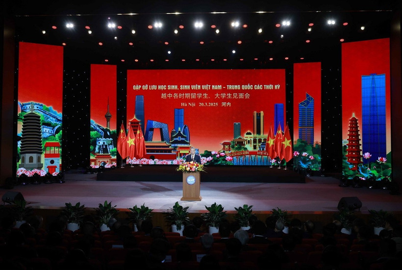 Party General Secretary To Lam delivers a speech at the gathering of Vietnamese and Chinese alumni across generations. (Photo: VNA)