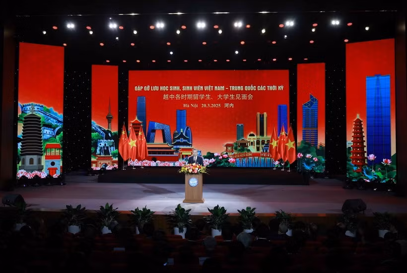 Party General Secretary To Lam delivers a speech at the gathering of Vietnamese and Chinese alumni across generations. (Photo: VNA)