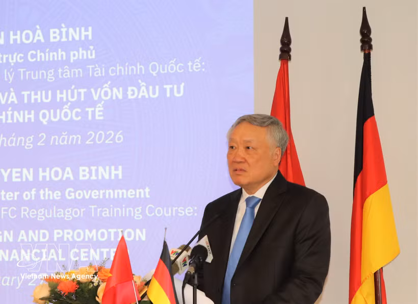 Permanent Deputy Prime Minister Nguyen Hoa Binh, Chairman of the Executive Board of the Vietnam International Financial Centre, delivers opening remarks at the ceremony. (Photo: VNA)