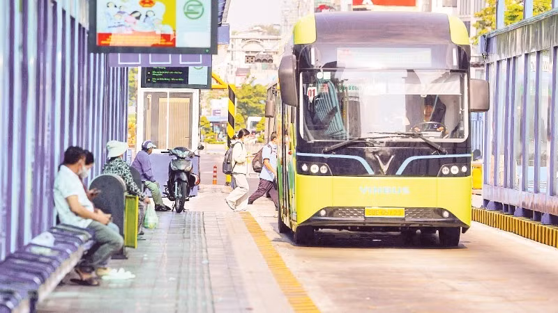 Ho Chi Minh City sets a roadmap to put environmentally friendly public transport vehicles into operation by 2030. (Photo: Nhan dan Newspaper)