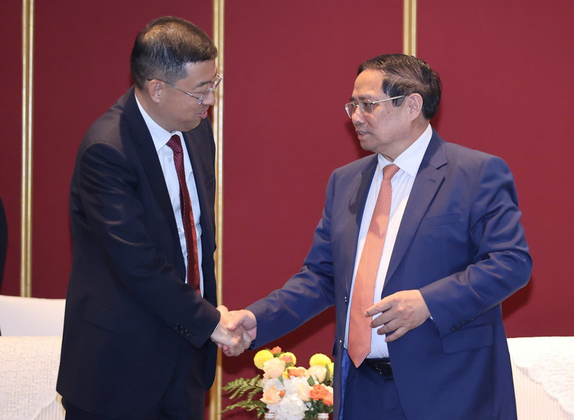 Prime Minister Pham Minh Chinh (right) meets Chairman of the Bank of China (BOC) Ge Haijiao on June 24, 2025. (Photo: VNA)