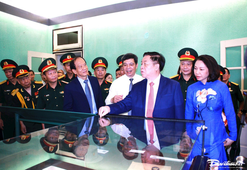 Officials visit House and Tunnel D67, a site of great historical significance from the Ho Chi Minh era. (Photo: daidoanket.vn)