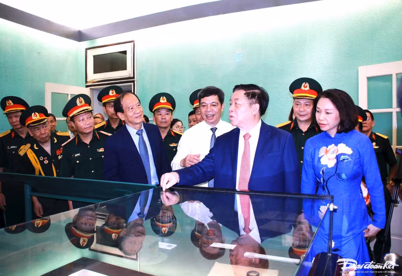 Officials visit House and Tunnel D67, a site of great historical significance from the Ho Chi Minh era. (Photo: daidoanket.vn)