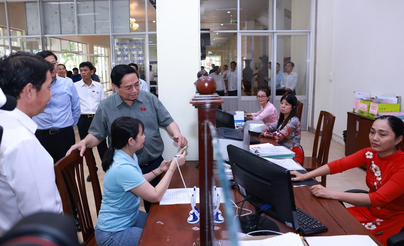 Prime Minister Pham Minh Chinh inspects operations at the Public Administrative Service Centre of Ninh Kieu ward in Can Tho city. (Photo: VNA)