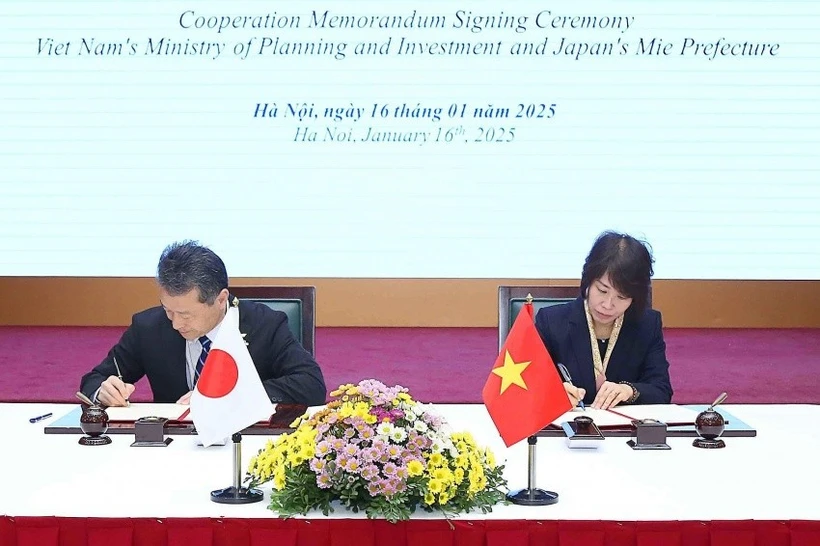 Deputy Minister of Planning and Investment Nguyen Thi Bich Ngoc (right) and Ichimi Katsuyuki, Governor of Mie prefecture, sign the MoU. (Photo: Vietnam Investment Review)