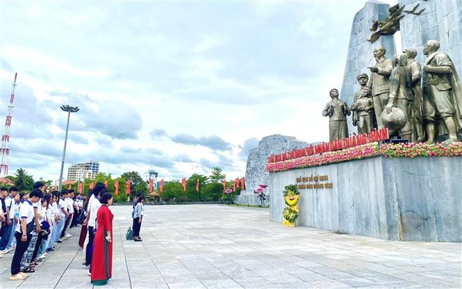 The Vietnam Summer Camp delegation lays flowers at the Monument of President Ho Chi Minh and the people of Quang Binh at Ho Chi Minh Square in Dong Hoi ward, Quang Tri Province. (Photo: VNA)