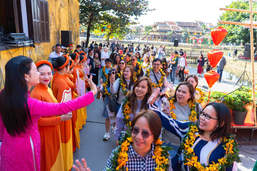 Visitors from the Philippines receive a warm welcome in Hoi An ancient town. (Photo: VNA)