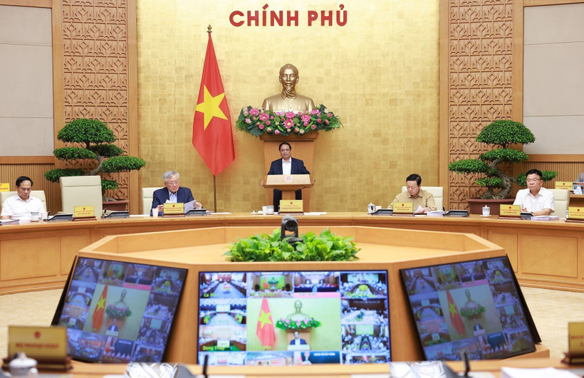 Prime Minister Pham Minh Chinh chairs the regular June cabinet meeting and the national online conference between the Government and local authorities. (Photo: VNA)