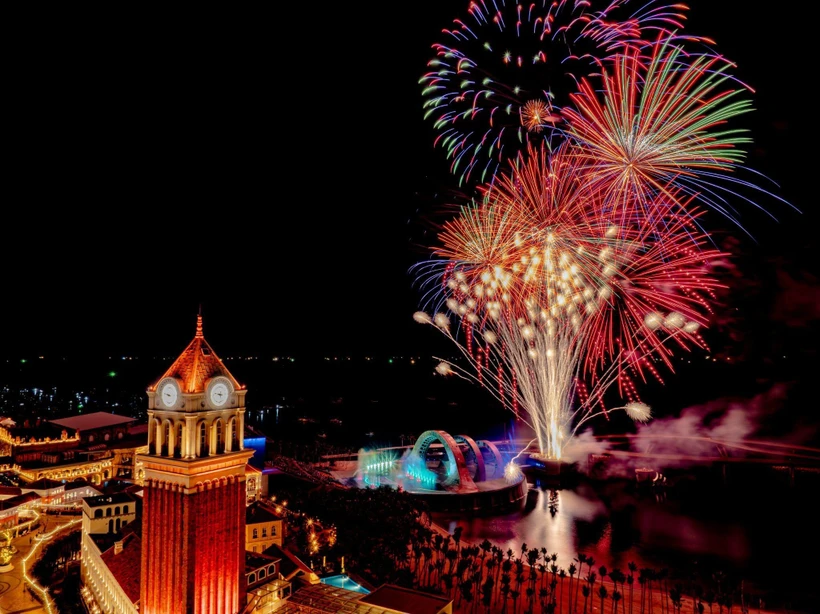 Sunset Town delights visitors with two fireworks displays each night from world-class performances. (Photo: Sun Group)