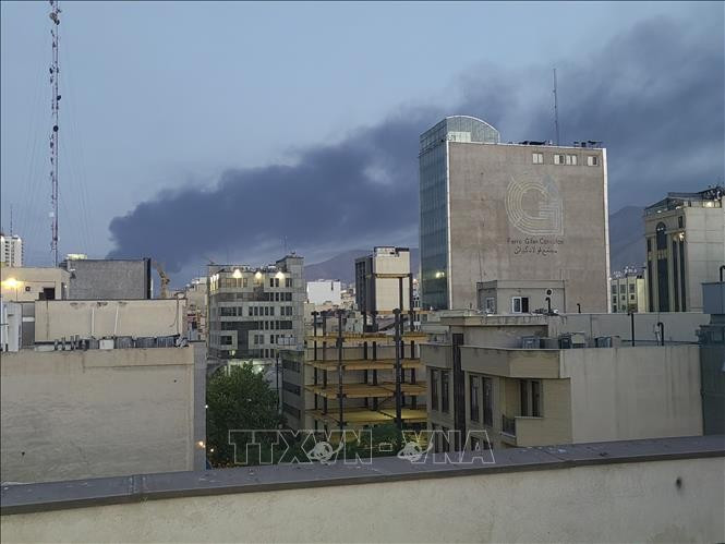 Smoke rises following an explosion in Tehran, Iran, on June 15, 2025. (Photo: Xinhua/VNA) 