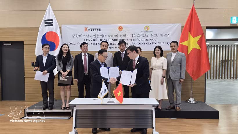 President of the Association of Vietnamese Communities in the RoK Dao Tuan Hung and President of the National Journalists Association of Korea (NJA) Choi Jong Yeop exchange the cooperation agreement at the signing ceremony. (Photo: VNA)