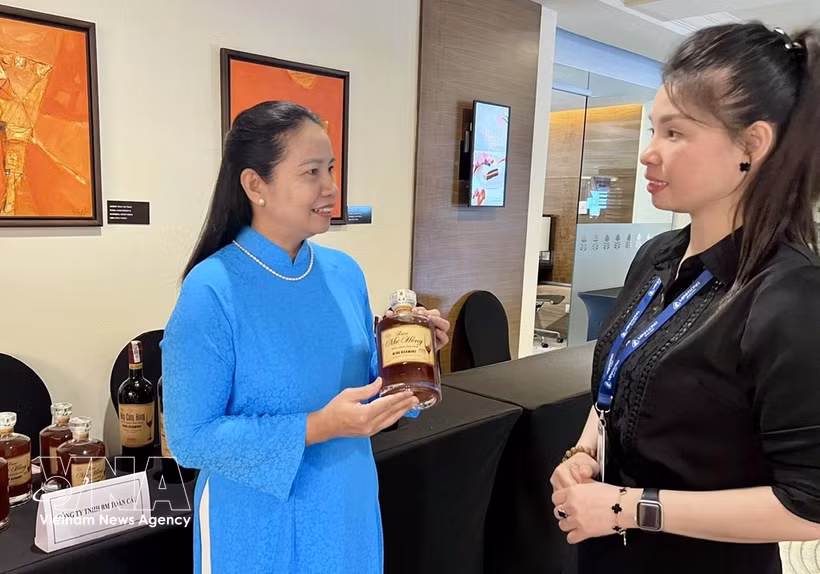Tran Thi Man (left), Business Director of the BM Global Service and Trading JSC (Photo: VNA)