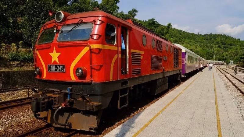 The Hue–Da Nang “Central Heritage Connection” train takes passengers along one of Vietnam’s most spectacular coastal railway routes. (Photo: nhandan.vn)