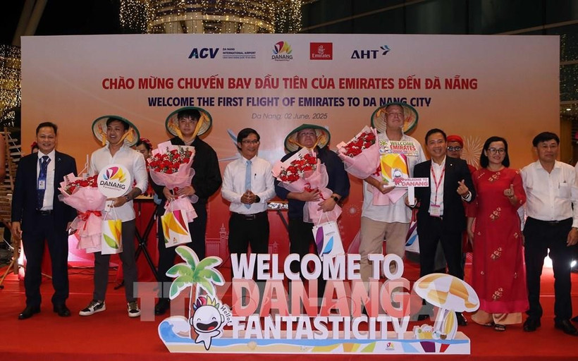 The first passengers arriving in Da Nang on Emirates Airlines are welcomed with flowers and gifts.(Photo: VNA)