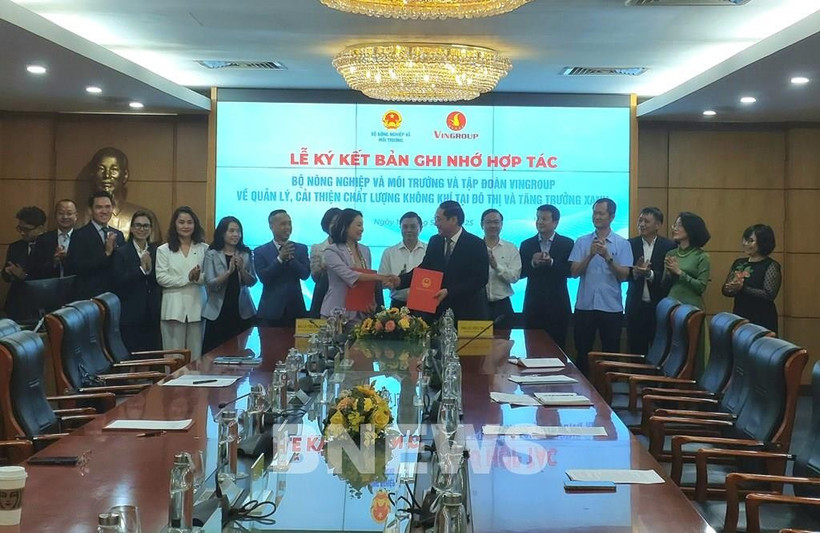 The Ministry of Agriculture and Environment and the Vingroup JSC sign a MoU on cooperation in urban air quality management and improvement, and green growth. (Photo: VNA)