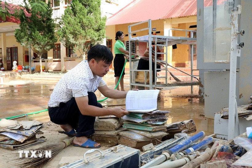 Teacher Hoang Huu Duong, Principal of Yen Binh commune's Secondary School in Lang Son province, reviews teaching materials and supplies to determine which can still be used and will try to make the most of them. (Photo: VNA)