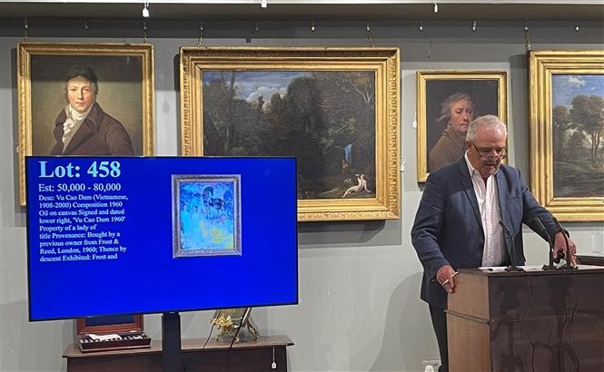 A painting by artist Vu Cao Dam is successfully auctioned for 45,000 GBP. (Photo: VNA) 