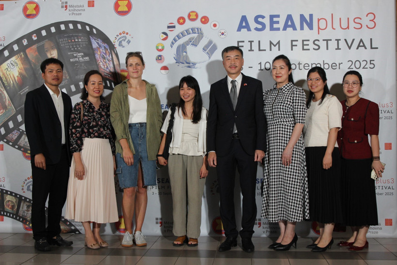 Vietnamese Ambassador to the Czech Republic Duong Hoai Nam poses for a commemorative photo with embassy staff at the opening ceremony. (Photo: VNA)
