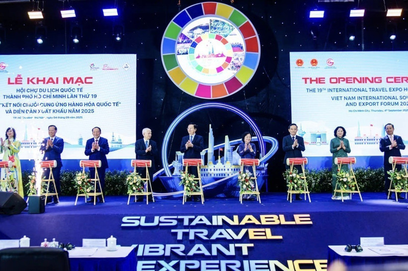 The delegates perform the opening ceremony of the series of events. (Photo: VNA)