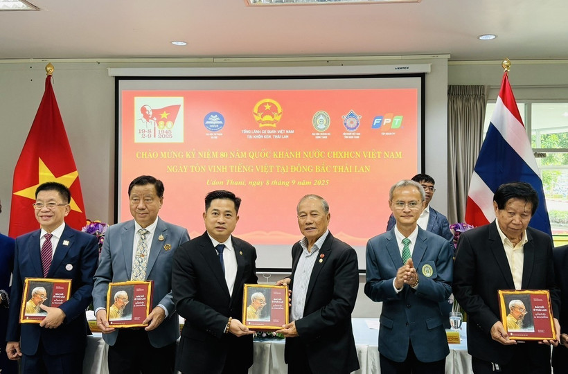 Overseas Vietnamese receive bilingual book “President Ho Chi Minh in Thailand”. (Photo: VNA)