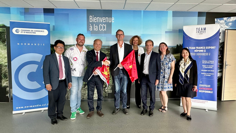 The delegation from the Vietnamese Embassy in France poses for a photo with businesses from the Normandy region. (Photo: VNA)