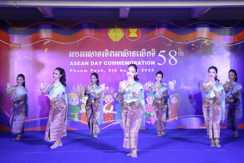 Artistic performances at the 58th anniversary celebration of ASEAN’s founding, organised by Cambodia’s Ministry of Culture and Fine Arts. (Photo: VNA)
