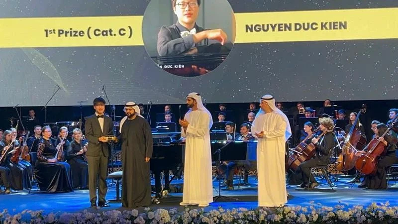 Nguyen Duc Kien wins first prize at the 6th Fujairah International Piano Competition. (Photo: Nhan Dan)