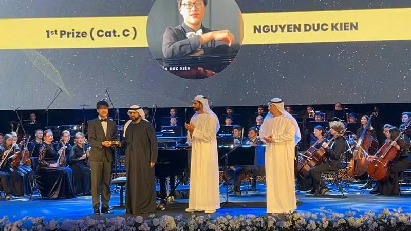 Nguyen Duc Kien wins first prize at the 6th Fujairah International Piano Competition. (Photo: Nhan Dan)