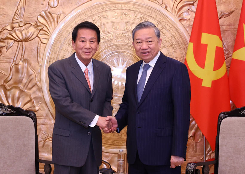 Party General Secretary To Lam (right) receives former Special Ambassador for Vietnam-Japan Sugi Ryotaro on March 20. (Photo: VNA)