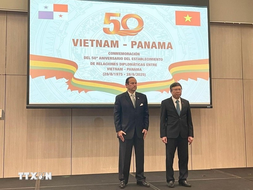Panamanian Foreign Minister Javier Martínez-Acha Vásquez and Vietnamese Ambassador to Mexico and concurrent Ambassador to Panama Nguyen Van Hai at a celebration marking diplomatic relations. (photo published by VNA)